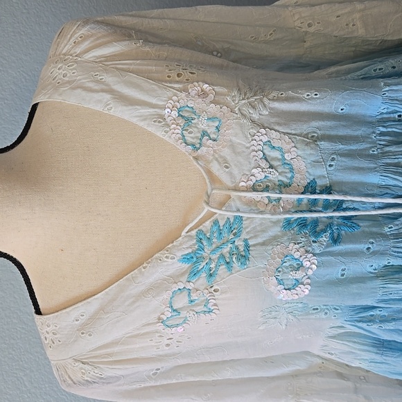 POSITANO Eyelit Sequined PomPom White Blue Top Pullover Bell Sleeves Sz S-M - Picture 2 of 12